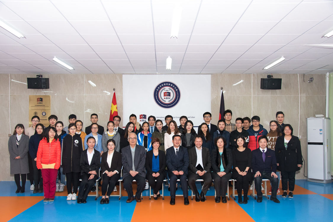 弗莱堡大学教授与参加面试学员合影