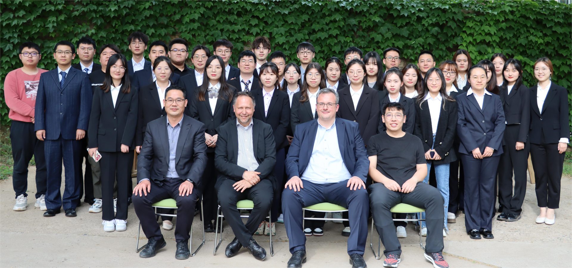 面试期间教授与参加面试学员合影